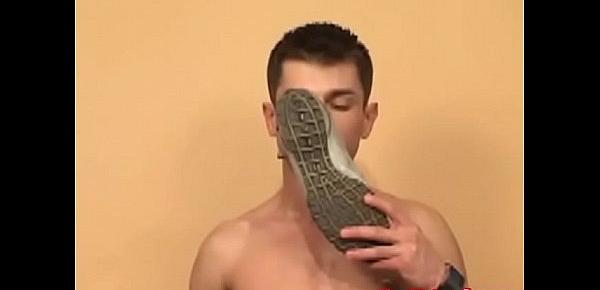  Six pack jock shows off his sexy feet and makes his cock cum